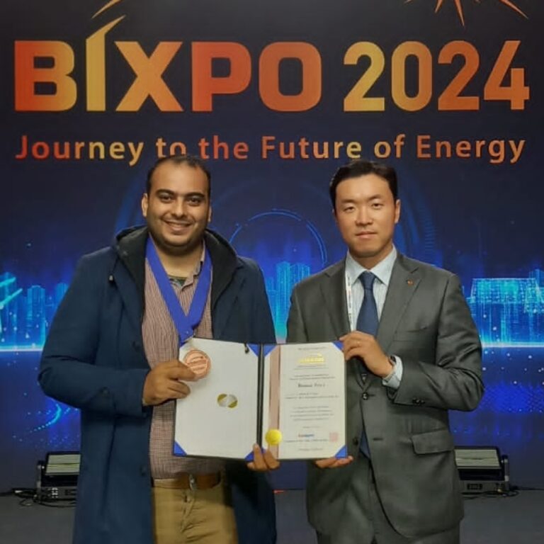 وزير الرياضة يهنئ الشاب مصطفي السيد لحصوله على الميدالية البرونزية بمسابقة أفضل اختراع على مستوي العالم