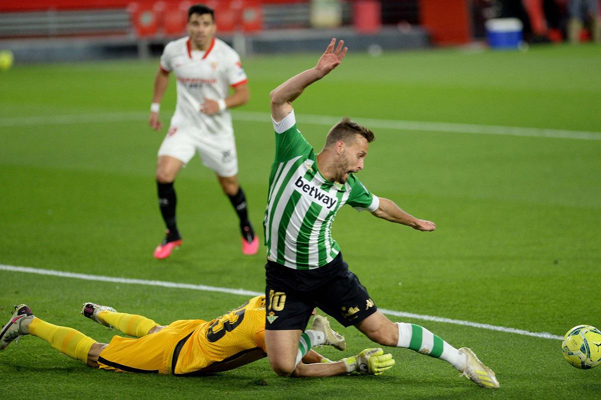 شاهد بالفيديو.. أحداث مؤسفة فى مباراة إشبيلية وريال بيتيس بالدوري الاسباني