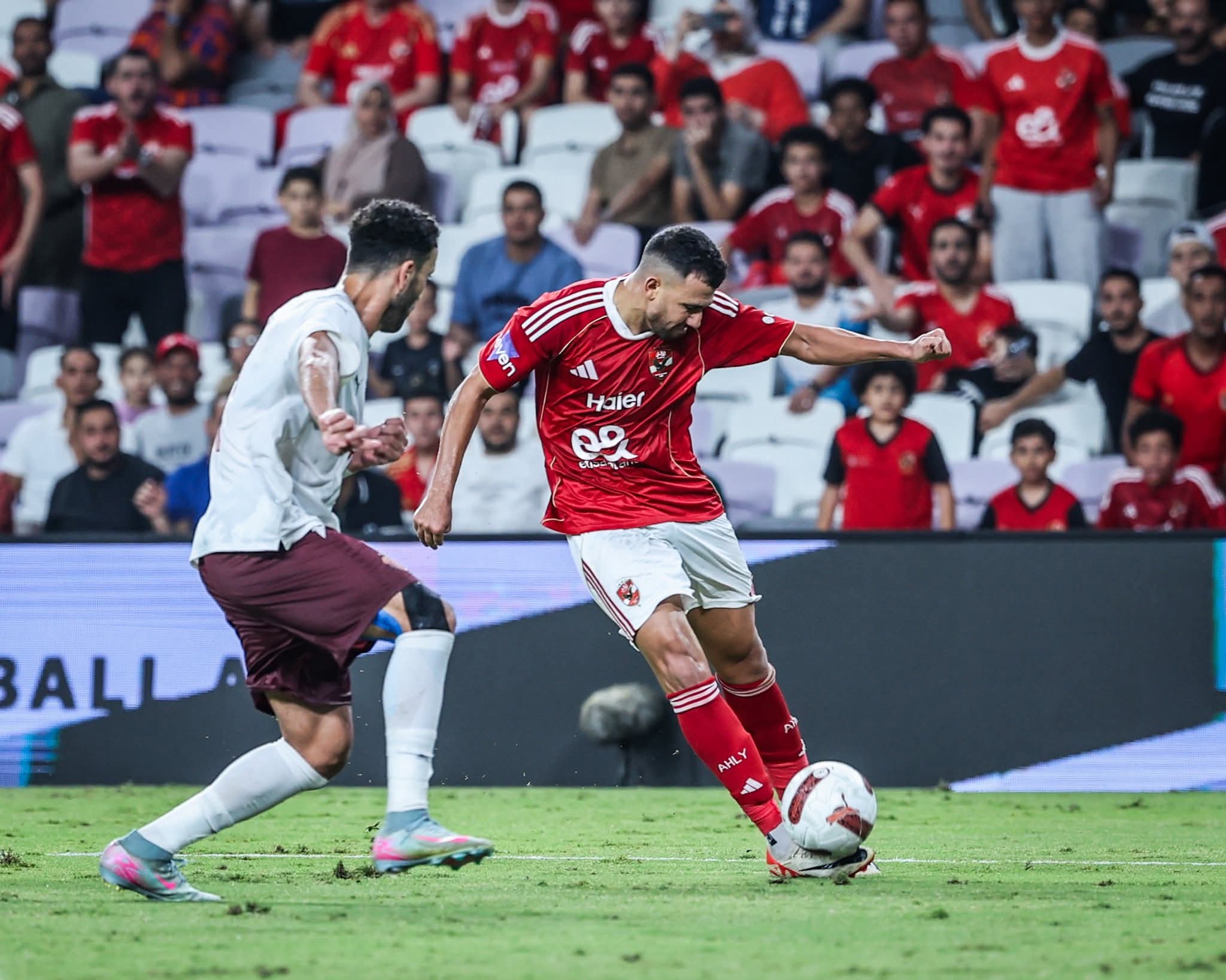 خبير تحكيمي يفجر المفاجأة ويكشف السر وراء اللقطة المثيرة للجدل في مباراة الأهلي وسيراميكا