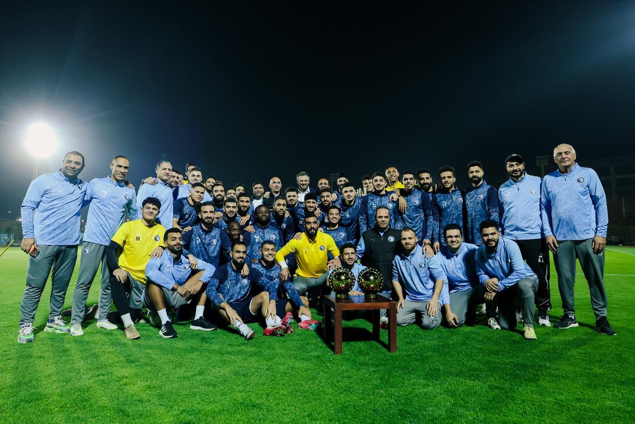 شاهد بالفيديو.. بيراميدز يحتفل بتتويجه كأفضل نادٍ في أفريقيا وماييلي أفضل لاعب قبل مواجهة ريفرز يونايتد