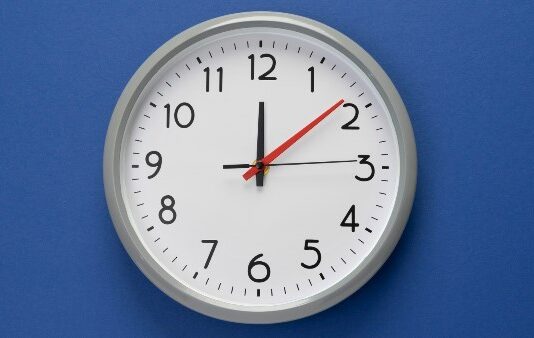 توحيد الساعةوجدل برلماني حول إلغاء التوقيت الشتوي..شارك برأيك مع أم ضد